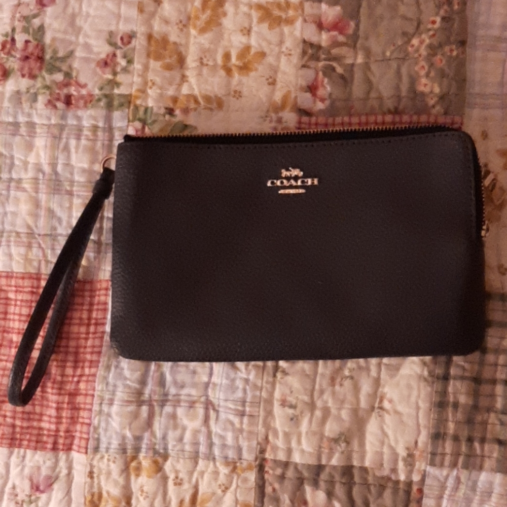Couch wristlet